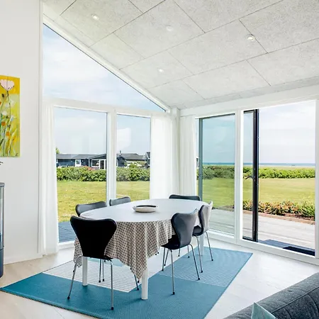 Three-bedroom In Saby Semesterbostad