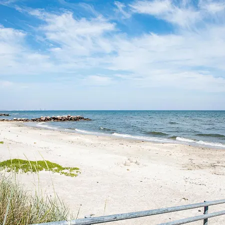 Three-bedroom In Saby Semesterbostad