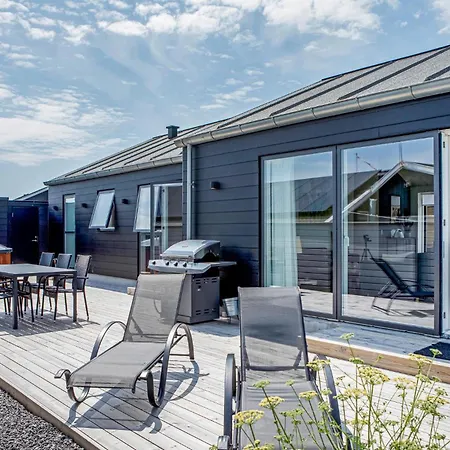 Three-bedroom In Saby Semesterbostad *